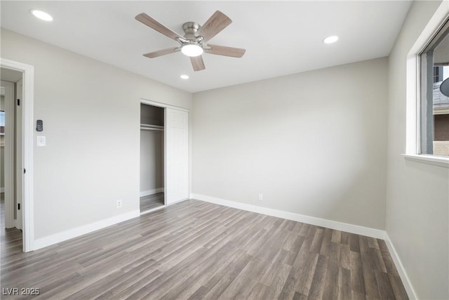 unfurnished bedroom featuring wood finished floors, a closet, recessed lighting, baseboards, and a ceiling fan