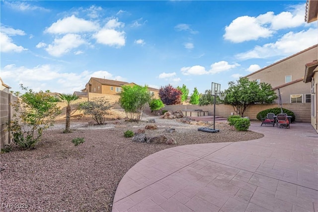 7183 Majestic Bluff Pl, Las Vegas, NV 89113 - fenced backyard with a patio area