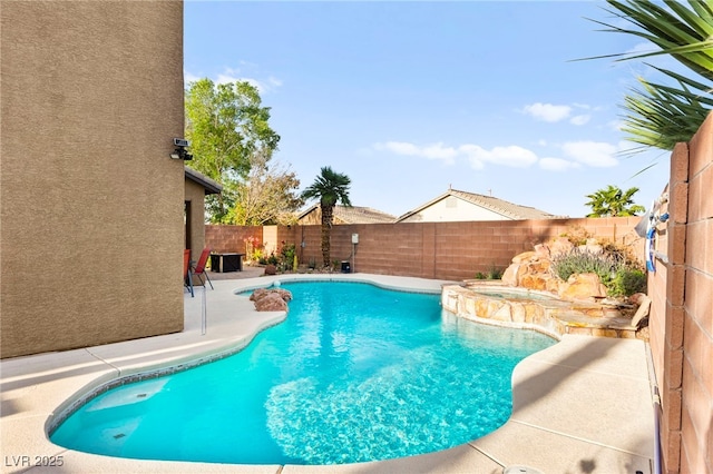 view of pool featuring a fenced backyard, a pool with connected hot tub, and a patio area