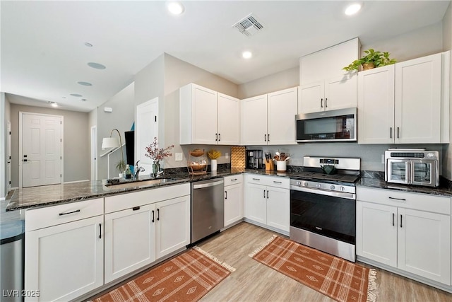 1023 Brilliant Meadow Ave, North Las Vegas, NV 89086 - kitchen with stainless steel appliances, a peninsula, light wood-style flooring, a sink, and recessed lighting