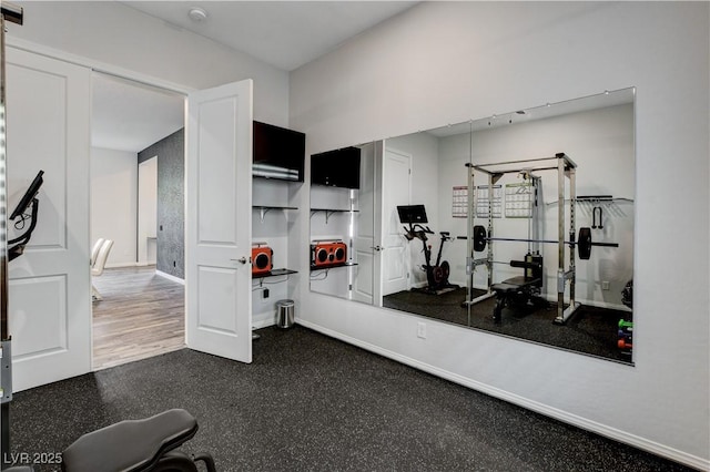 exercise room featuring baseboards