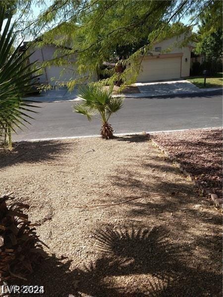 4760 Woodridge Rd, Las Vegas, NV 89121 - view of yard with a garage