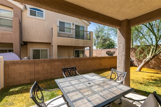 5509 Ante Up Ct Unit 102, Las Vegas, NV 89122 - fenced backyard with outdoor dining space