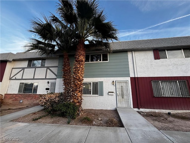 150 Greenbriar Townhouse Way, Las Vegas, NV 89121 - view of front facade featuring stucco siding