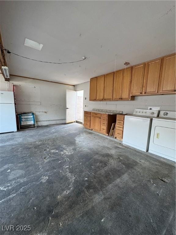 150 Greenbriar Townhouse Way, Las Vegas, NV 89121 - garage featuring washing machine and clothes dryer and freestanding refrigerator