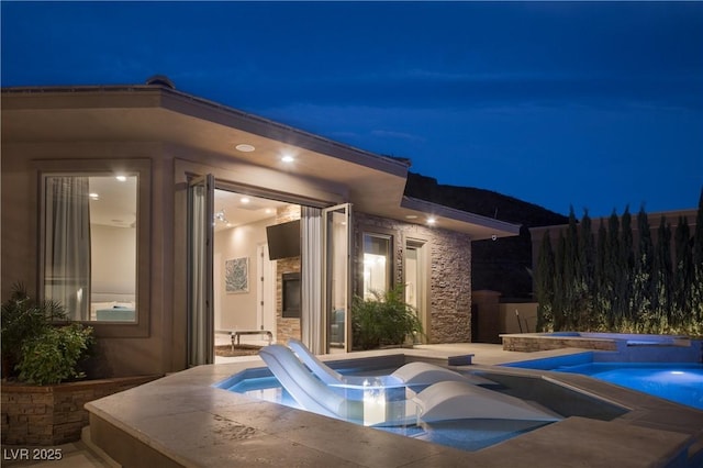 1683 Tangiers Dr, Henderson, NV 89012 - swimming pool with a jacuzzi