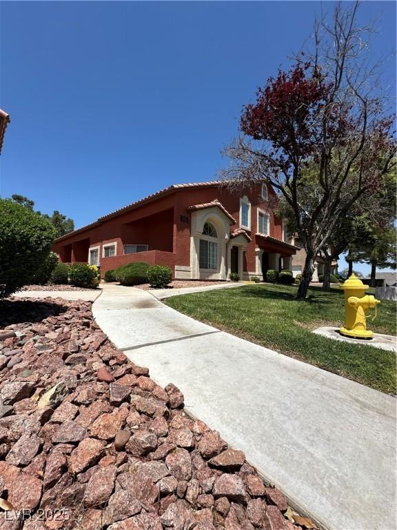 805 Desert Oak Ct, Las Vegas, NV 89147 - mediterranean / spanish-style home with stucco siding, a tiled roof, and a front yard