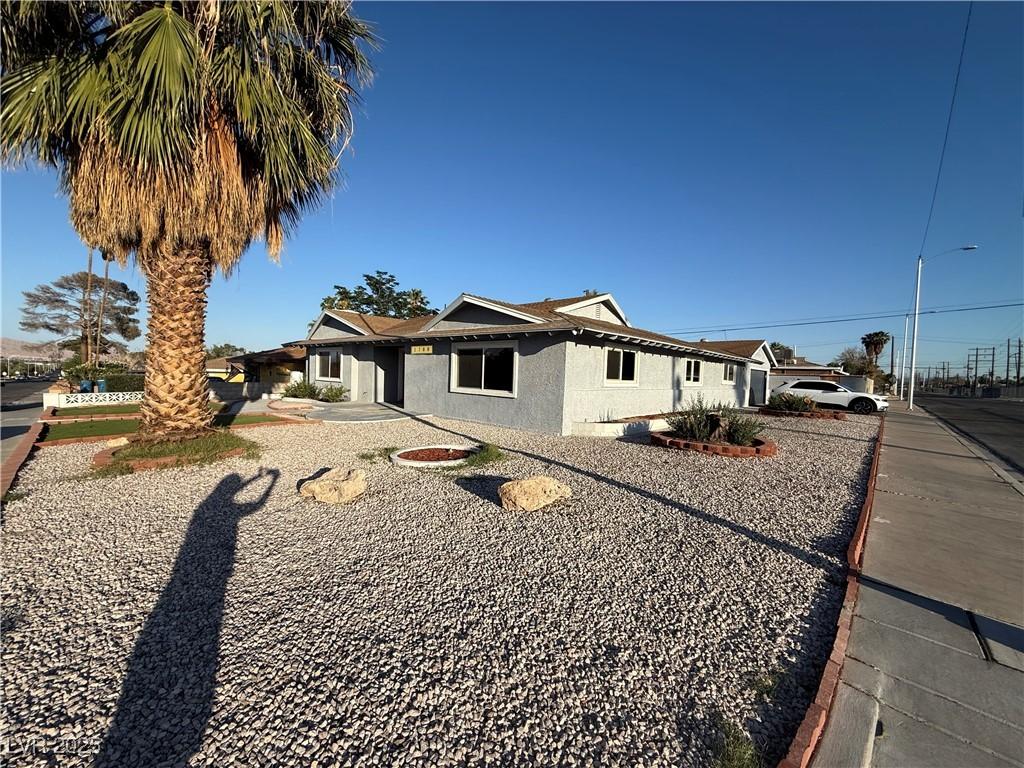 1700 E Oakey Blvd, Las Vegas, NV 89104 - view of front of home with stucco siding