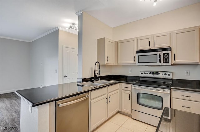 2900 Sunridge Heights Pkwy Unit 518, Henderson, NV 89052 - kitchen featuring stainless steel appliances, a sink, dark countertops, a peninsula, and crown molding