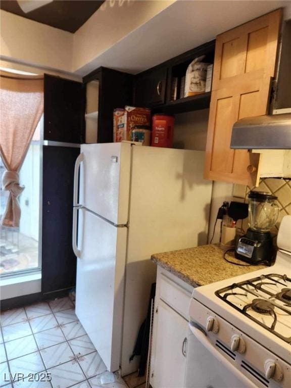 1405 Vegas Valley Dr Unit 378, Las Vegas, NV 89169 - kitchen featuring white appliances, under cabinet range hood, light countertops, and backsplash