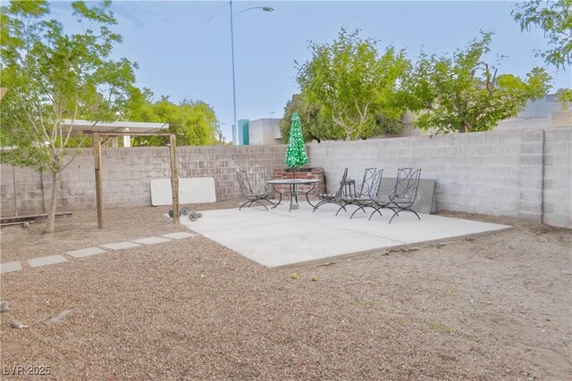2001 E Mcwilliams Ave, Las Vegas, NV 89101 - fenced backyard featuring a patio area