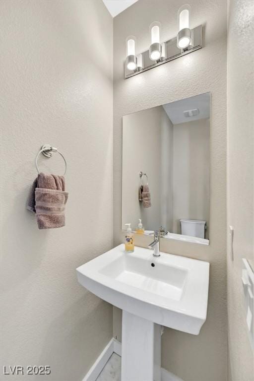 881 Barrhead Ave, Henderson, NV 89012 - bathroom with a sink and baseboards