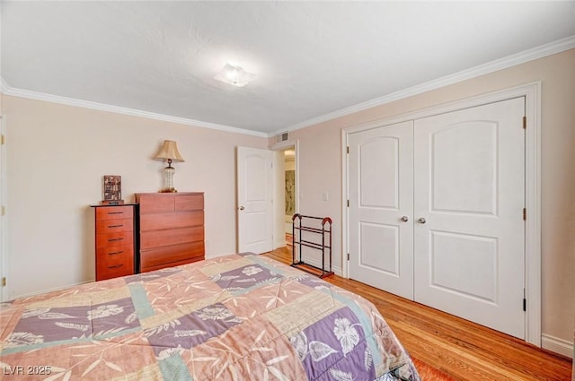 557 6th St, Boulder City, NV 89005 - bedroom featuring light wood-style floors, ornamental molding, and a closet
