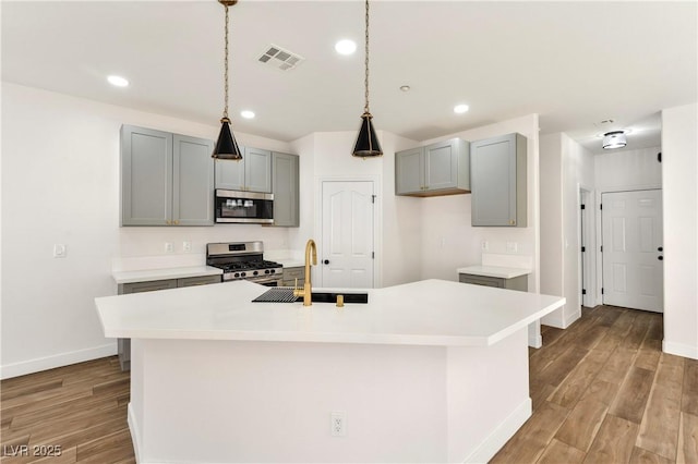 4779 Straight Flush Dr Unit 103, Las Vegas, NV 89122 - kitchen featuring stainless steel appliances, a sink, gray cabinets, light countertops, and recessed lighting
