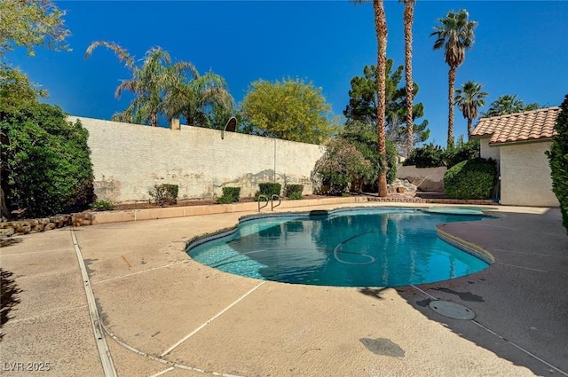 2917 Broken Willow Cir, Las Vegas, NV 89117 - view of swimming pool featuring a patio and a fenced backyard
