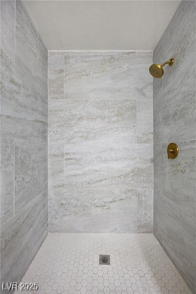 728 Carpenter Dr, Las Vegas, NV 89107 - bathroom featuring tiled shower