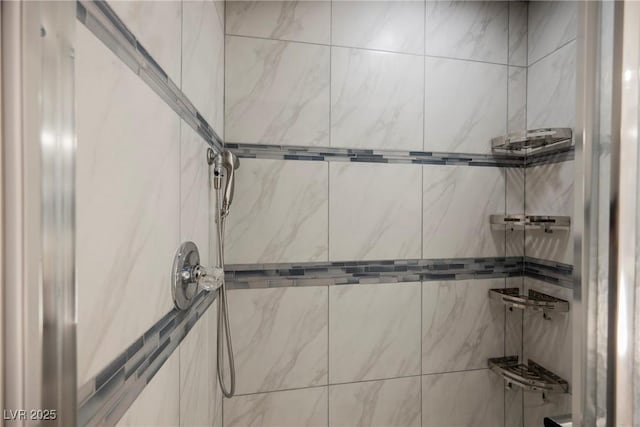 5133 Burr Oak Dr, Las Vegas, NV 89130 - bathroom with tiled shower