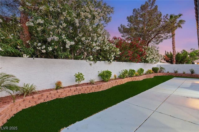 1616 Shadow Rock Dr, Las Vegas, NV 89117 - view of yard with a patio area