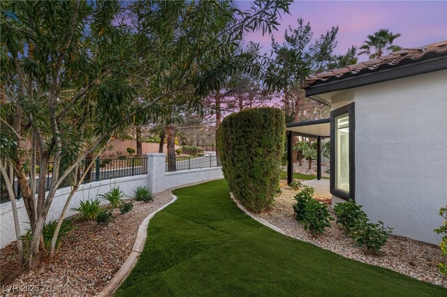 9029 Rivers Edge Dr, Las Vegas, NV 89117 - view of yard at dusk