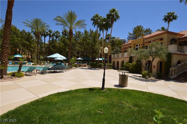 230 E Flamingo Rd Unit 129, Las Vegas, NV 89169 - view of home's community featuring a pool, a yard, and a patio area
