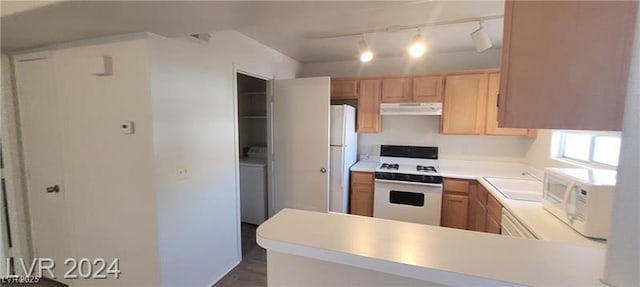 4555 Sahara Ave Unit 252, Las Vegas, NV 89104 - kitchen with white appliances, under cabinet range hood, a sink, light countertops, and a peninsula