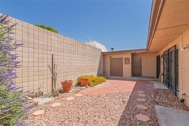3815 Atlantis St, Las Vegas, NV 89121 - view of yard with a patio area