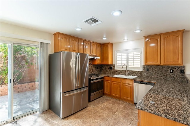 7923 Homer Ct, Las Vegas, NV 89139 - kitchen featuring appliances with stainless steel finishes, a sink, healthy amount of natural light, tasteful backsplash, and recessed lighting