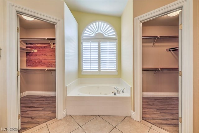 1044 Spanish Needle St, Henderson, NV 89002 - full bath featuring a jetted tub, a spacious closet, and plenty of natural light