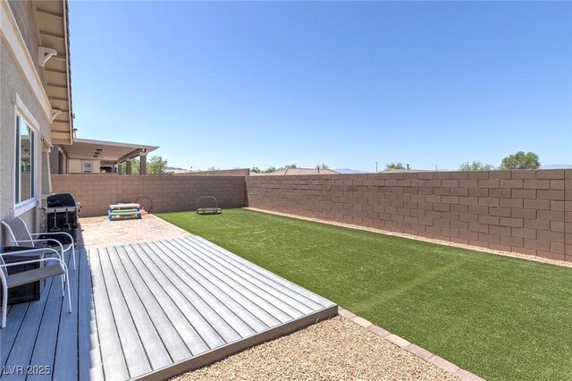 379 Mano Destra Ln, Henderson, NV 89011 - view of yard with a patio