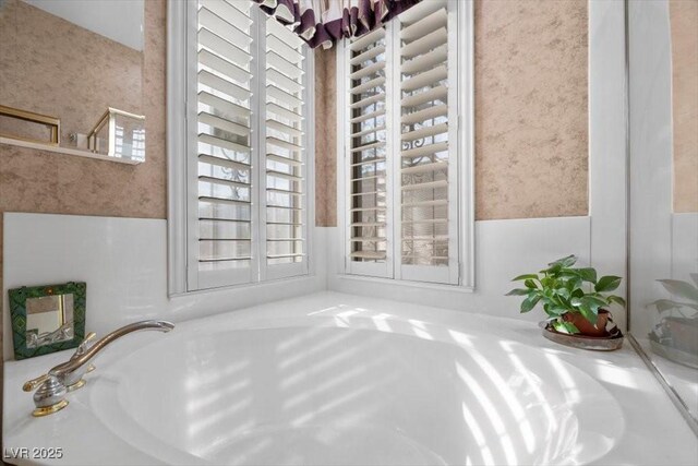 835 Market Crest Dr, Las Vegas, NV 89110 - bathroom with a bath