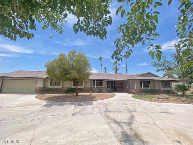 6315 Eldora Ave, Las Vegas, NV 89146 - single story home with curved driveway and an attached garage