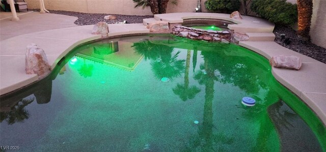 1913 Madagascar Ln, Las Vegas, NV 89117 - outdoor pool featuring an in-ground hot tub and a patio area