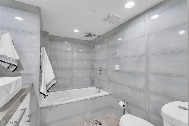 3111 Bel Air Dr Unit 22B, Las Vegas, NV 89109 - bathroom with tiled shower / bath and recessed lighting