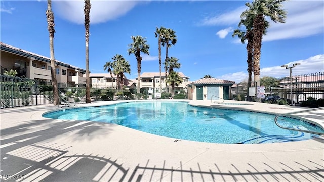 8410 Eldora Ave Unit 2046, Las Vegas, NV 89117 - community pool with a residential view, a patio area, and a hot tub