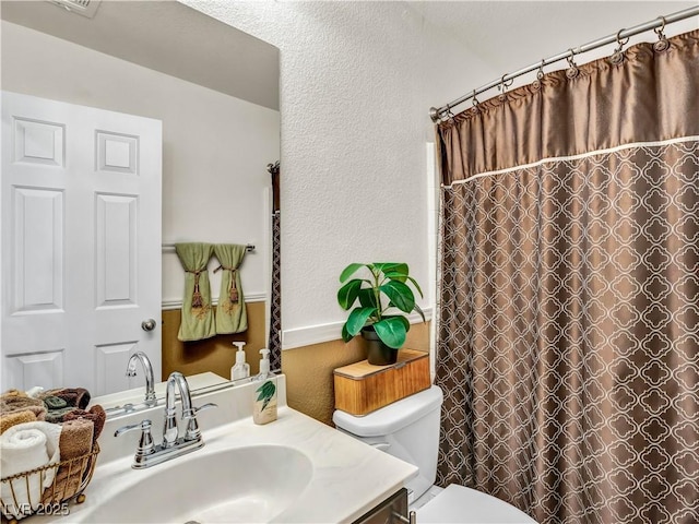 8754 Brindisi Park Ave, Las Vegas, NV 89148 - bathroom with toilet, vanity, a textured wall, and a shower with shower curtain