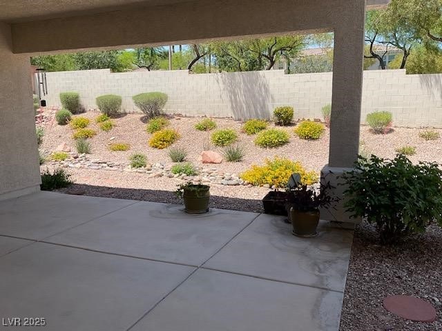 10816 Elm Ridge Ave, Las Vegas, NV 89144 - view of yard featuring a patio area