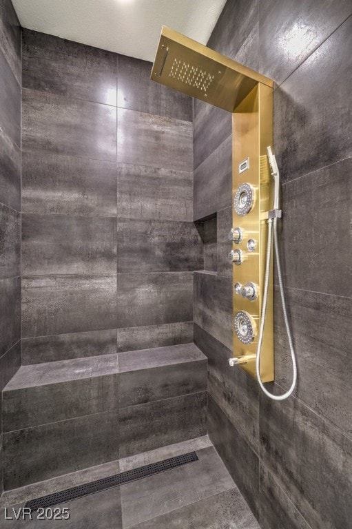 722 Descartes Ave, Henderson, NV 89002 - full bath with a tile shower