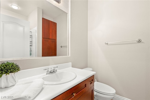 900 Cantura Mills Rd, Henderson, NV 89052 - bathroom featuring vanity, toilet, and a shower