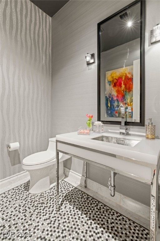 11 Misty Peaks Ct, Las Vegas, NV 89135 - bathroom featuring baseboards and wallpapered walls