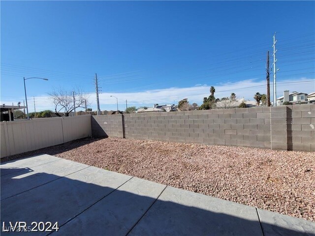 2711 Morning Break Ct, Las Vegas, NV 89142 - fenced backyard with a patio area
