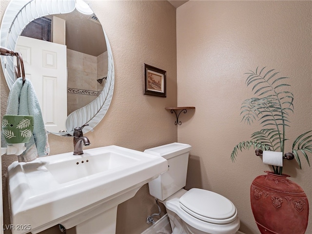 2521 Seascape Dr, Las Vegas, NV 89128 - bathroom with toilet, a sink, a textured wall, and curtained shower