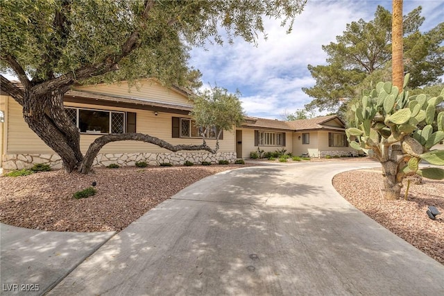4219 E Pinecrest Cir, Las Vegas, NV 89121 - single story home with curved driveway
