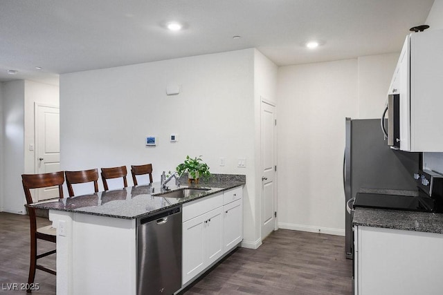 532 Clearsable Ave, Henderson, NV 89044 - kitchen with appliances with stainless steel finishes, a sink, a peninsula, a breakfast bar area, and white cabinets