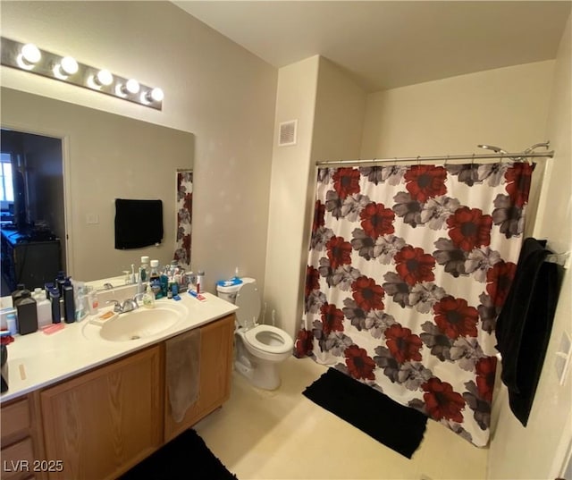 9580 W Reno Ave Unit 283, Las Vegas, NV 89148 - full bathroom featuring toilet, vanity, and a shower with curtain