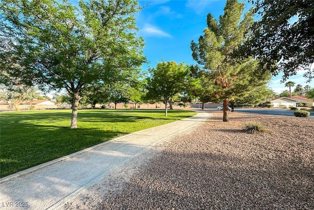 7670 Descanso Ln, Las Vegas, NV 89123 - surrounding community with a lawn