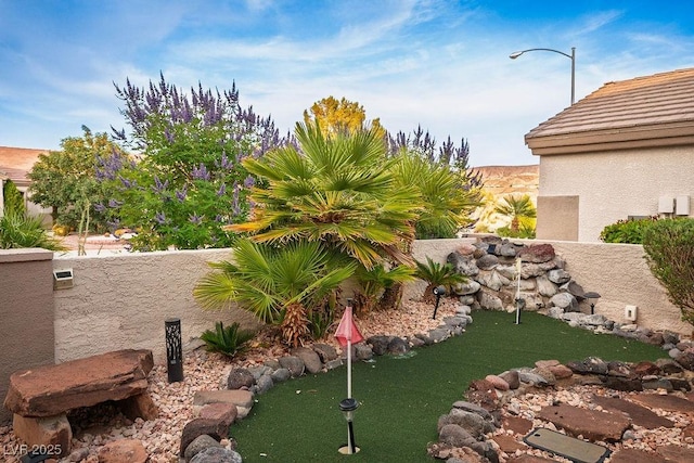 499 Eagle Vista Dr, Henderson, NV 89012 - view of yard with a putting area