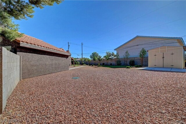 5725 N Durango Dr, Las Vegas, NV 89149 - view of yard with an outdoor structure