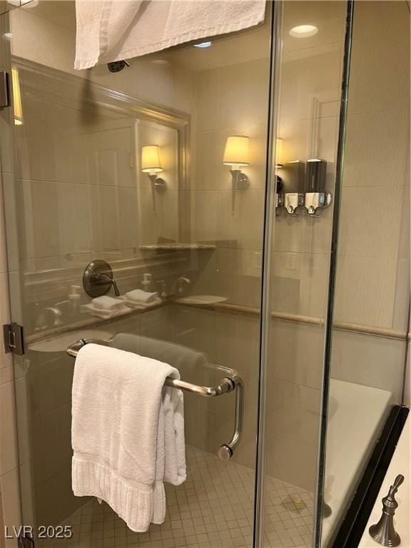 125 E Harmon Ave Unit 2918, Las Vegas, NV 89109 - full bath featuring a shower stall and decorative backsplash