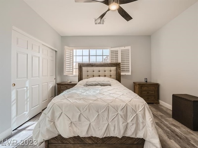 9718 Camino Capistrano Ln, Las Vegas, NV 89147 - bedroom with baseboards, wood finished floors, a closet, and a ceiling fan