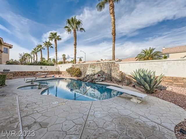 9718 Camino Capistrano Ln, Las Vegas, NV 89147 - view of pool with a patio, a fenced backyard, a diving board, and a pool with connected hot tub